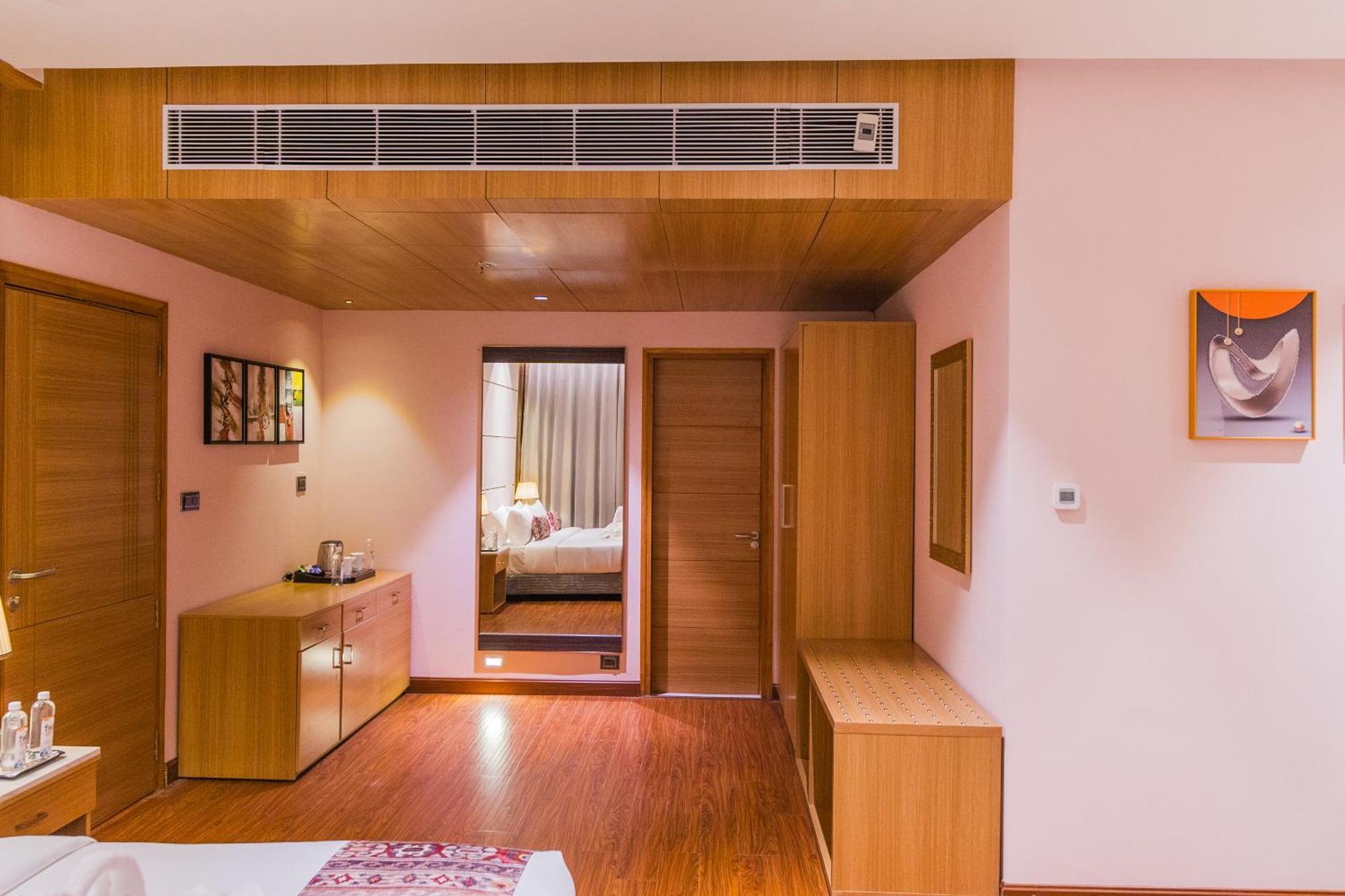 The Maple Hotel Bhopal Exterior photo